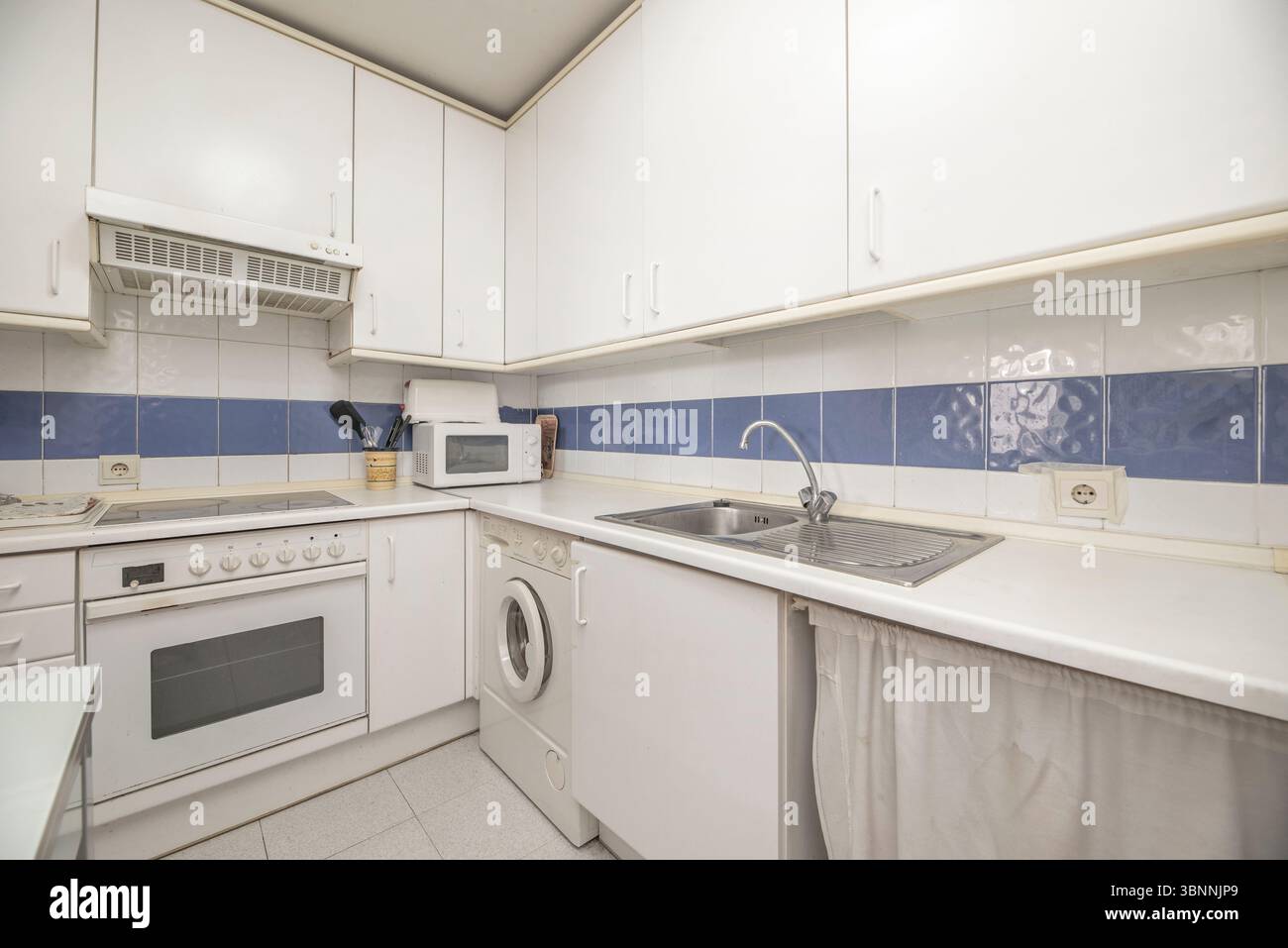 Die Küche hat sich in ein Design-Epizentrum verwandelt, das makellose Funktionalität mit attraktiver Ästhetik verbindet. Stockfoto