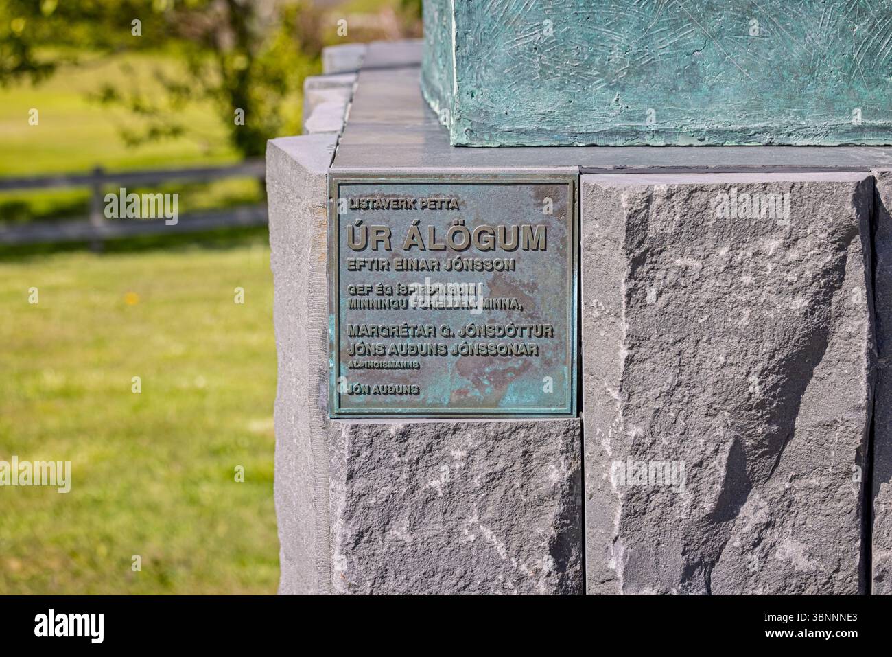 Nahaufnahme des Schildes auf dem Sockel der Einar Jónsson-Statue, frei von Verzauberung, in Isafjordur, Island am 7. Juni 2025 Stockfoto