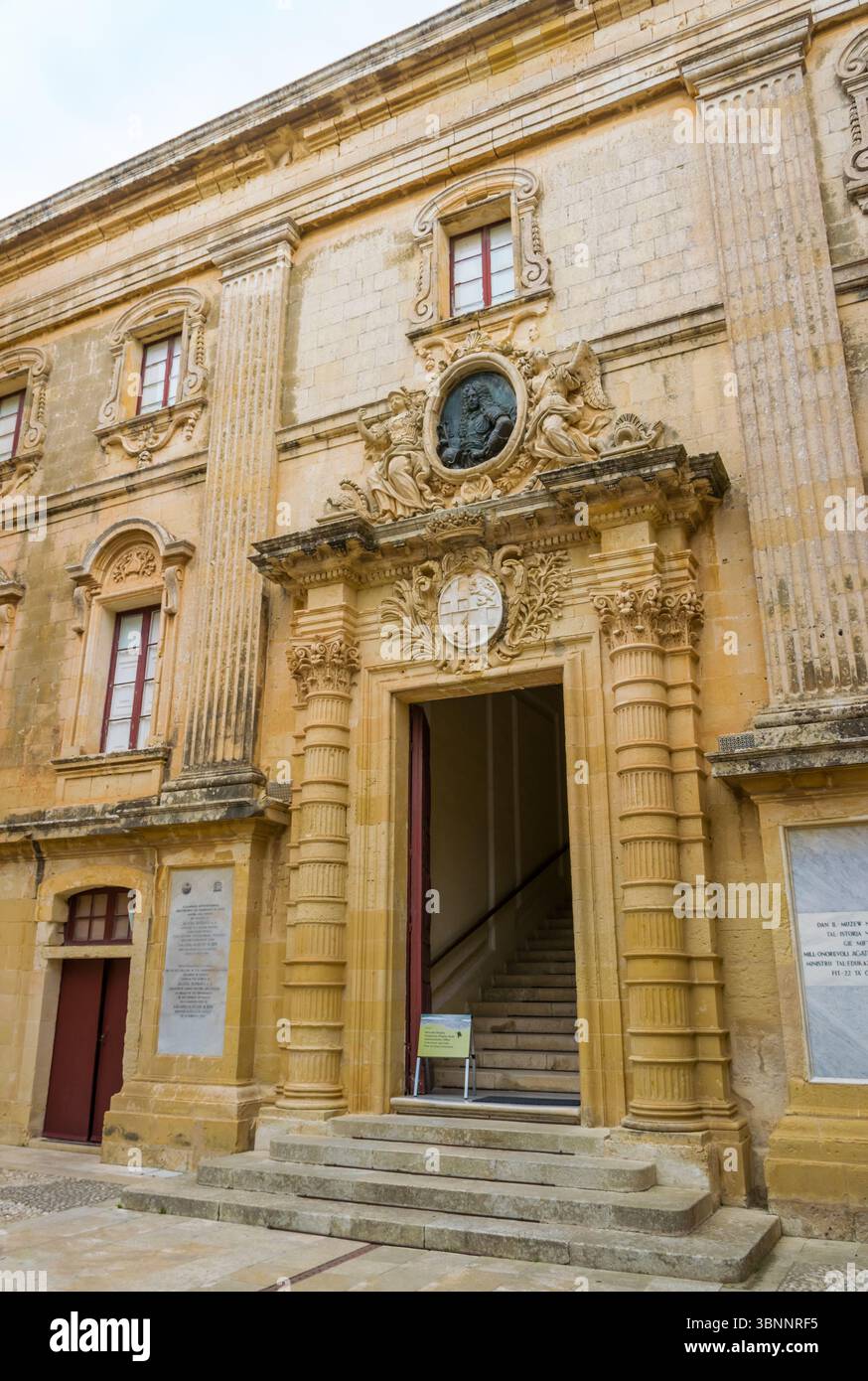 Mdina, Malta - 10. Februar 2024: Innenhof mit Haupteingang zum Vilhena Palast, auch bekannt als Magisterpalast in Mdina mit Museum im Inneren Stockfoto
