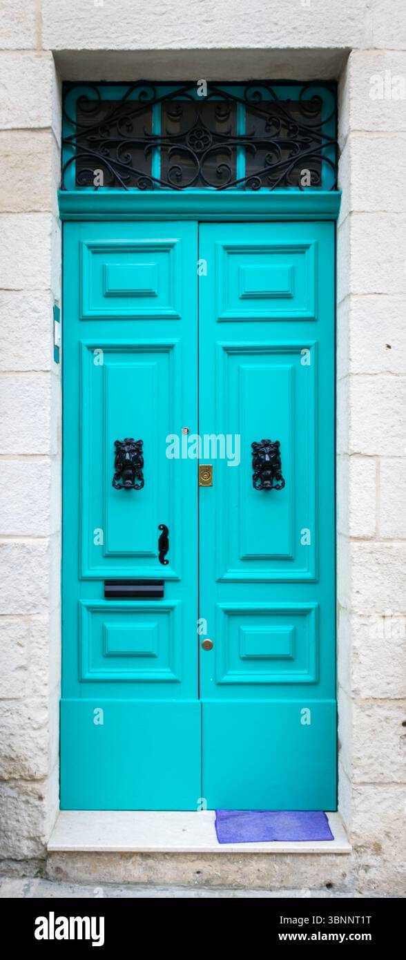 Traditionelle türkisfarbene Tür mit Löwenknöpfen in Mdina, Malta Stockfoto