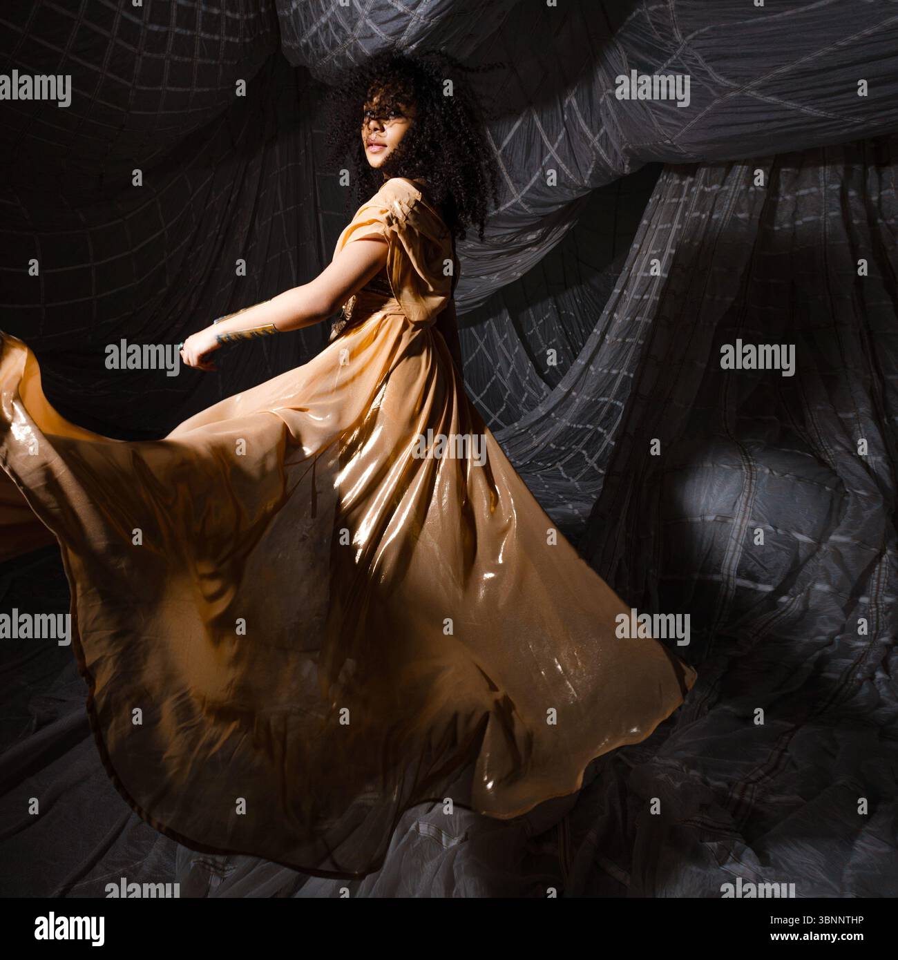 Junge Frau in authentischer arabischer Kleidung, orientalische Kleidung für Themenveranstaltungen Stockfoto