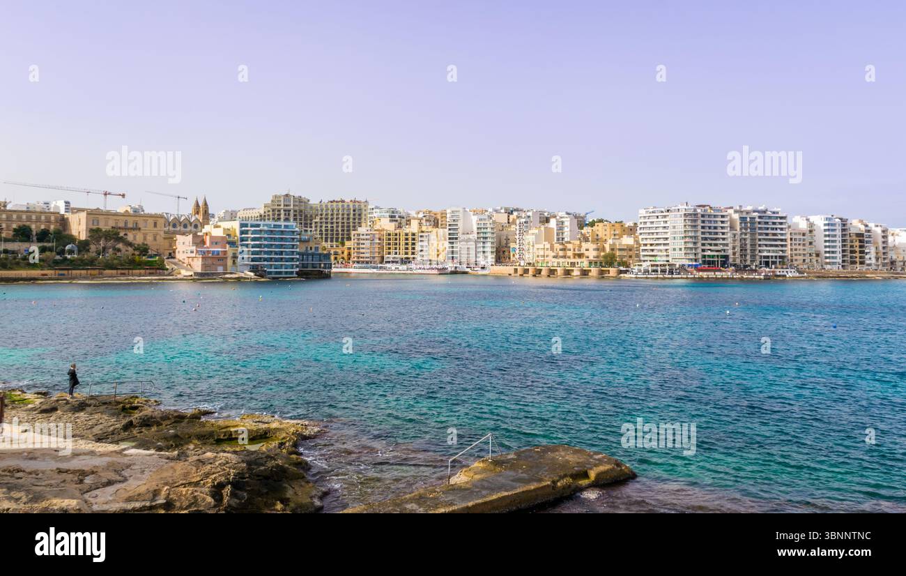 Sliema, Malta - 11. Februar 2024: Panoramablick auf St. Julian's mit Balluta Bay und Spinola Bay Stockfoto