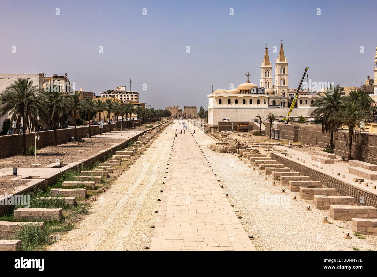 Luxor-Tempel, Sphinxallee zum ersten Pylon, Luxor, Ägypten, Nordafrika, Afrika Stockfoto