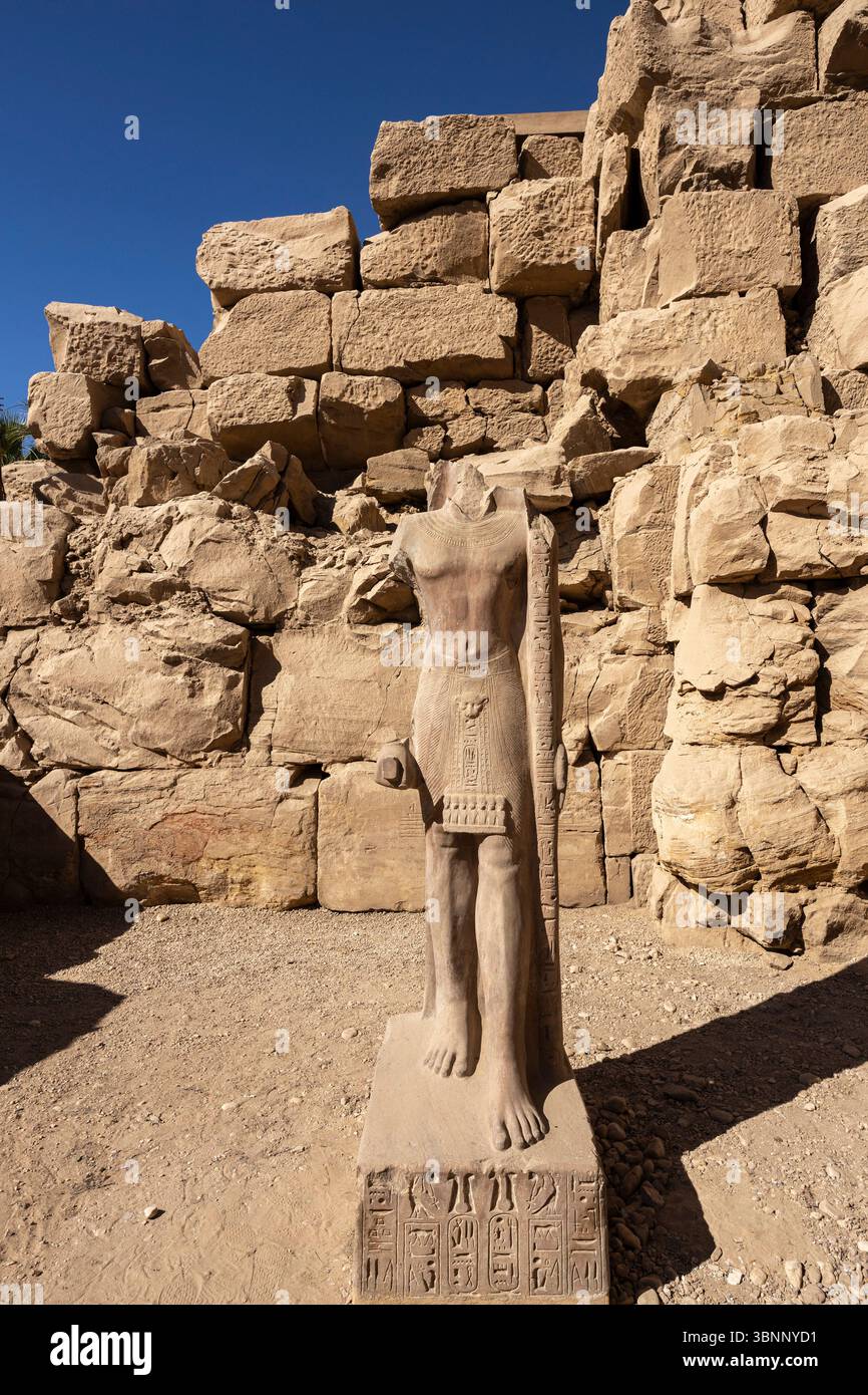Karnak-Tempel, kopflose Steinstatue in der Nähe des 3. Pylons, Luxor, Ägypten, Nordafrika, Afrika Stockfoto