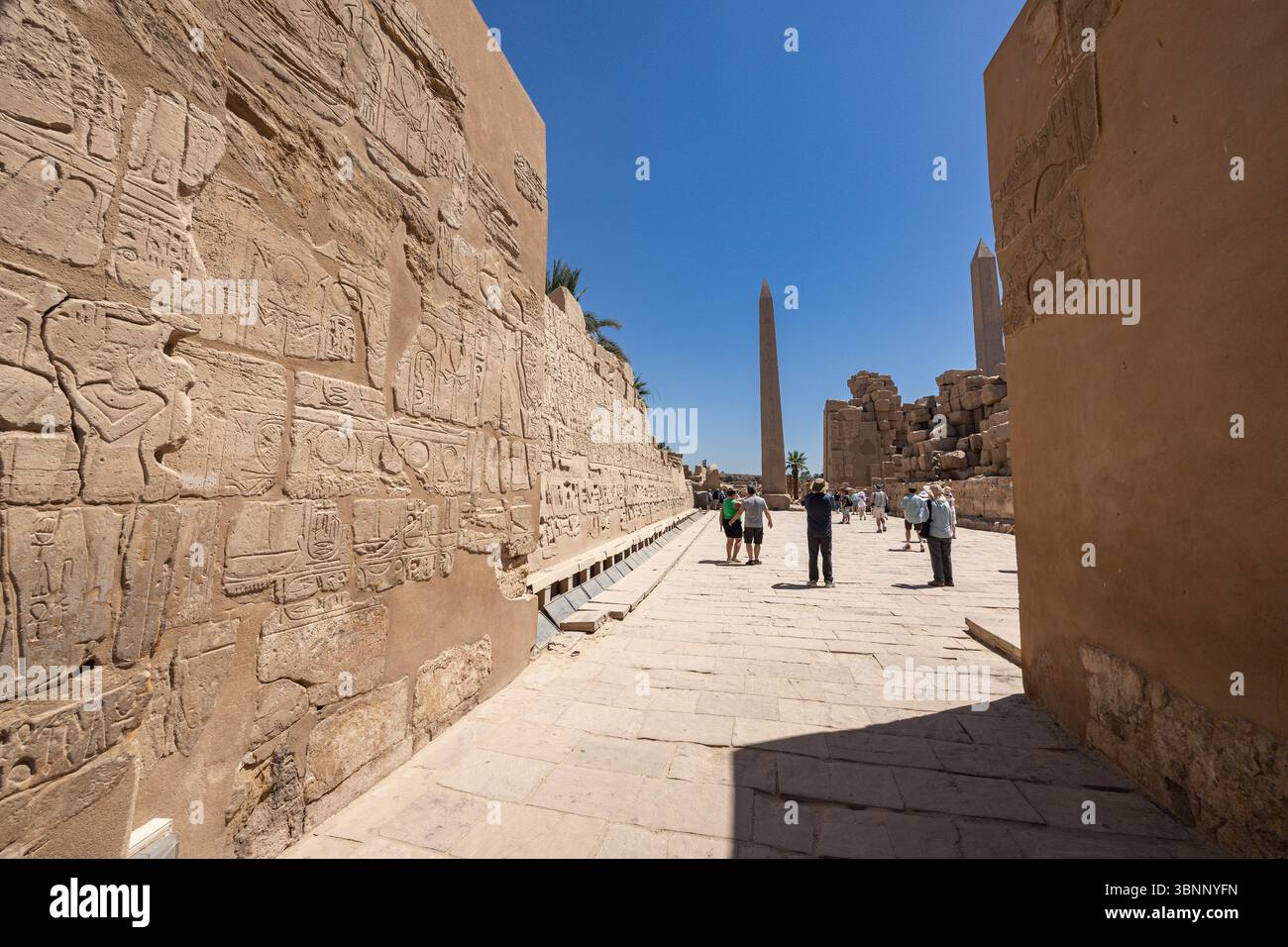 Karnak-Tempel, Obelisk von König thutmose I. und Mauer des dritten Pylons mit Relief, Luxor, Ägypten, Nordafrika, Afrika Stockfoto