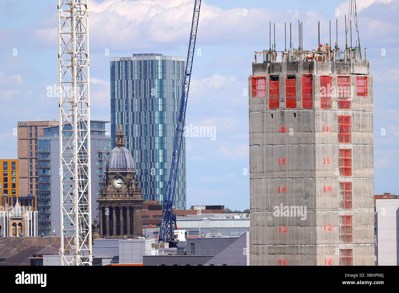 Der 225 Meter hohe Turm der Leeds Town Hall, einst das höchste Gebäude in Leeds, wird langsam von neuen hohen Gebäuden im Stadtzentrum gedämpft Stockfoto
