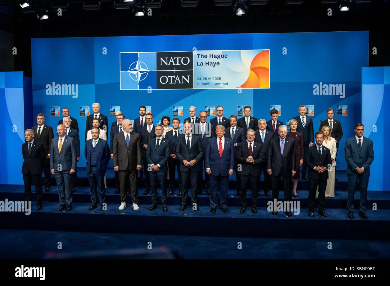 Präsident Trump schließt sich den NATO-Führern für das offizielle Gipfelporträt in den Haag am 25. Juni 2025 an. Bild mit freundlicher Genehmigung des Weißen Hauses. Stockfoto