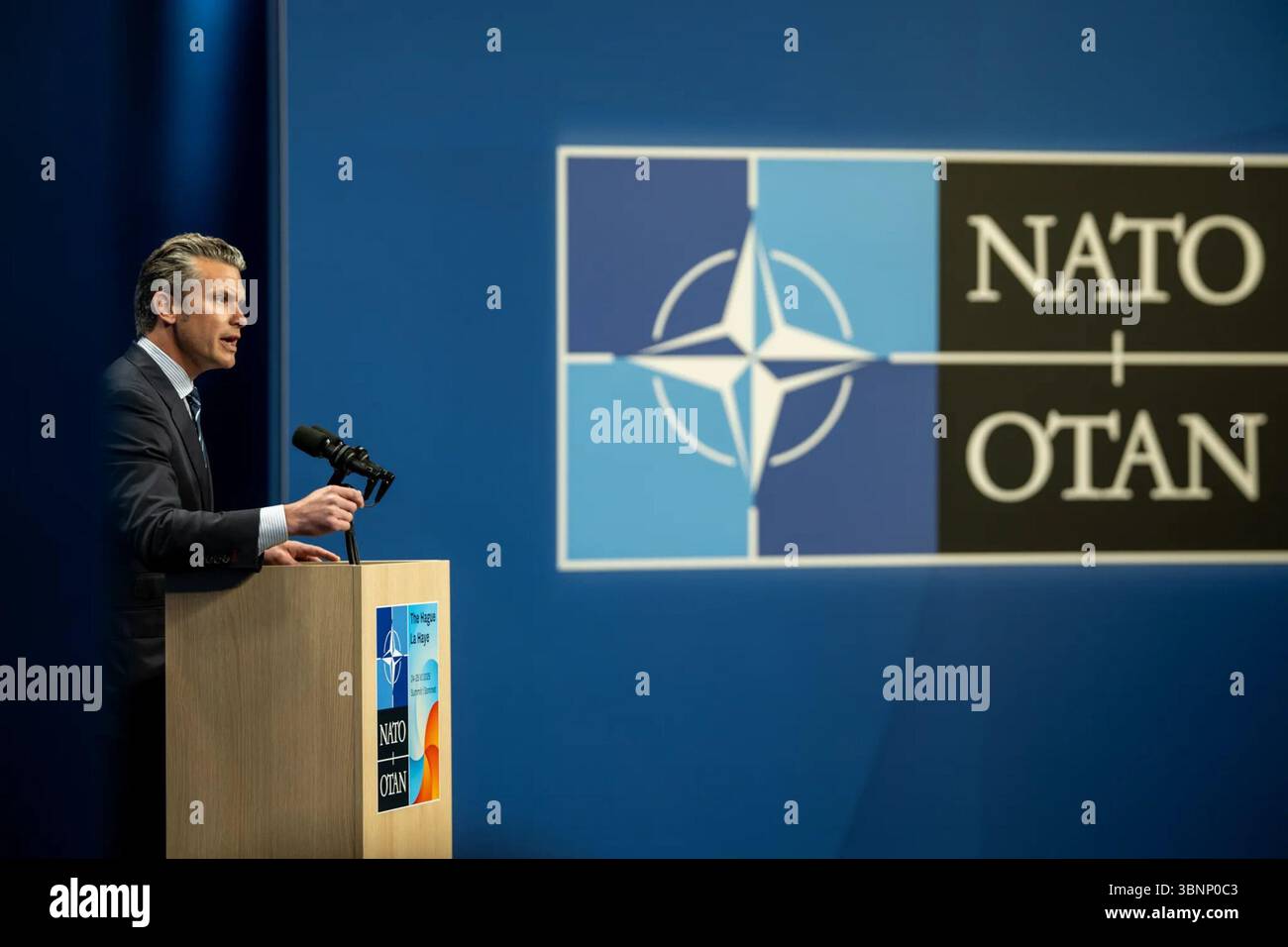 Verteidigungsminister Pete Hegseth spricht auf dem NATO-Gipfel 2025 in den Haag, Niederlande. Bild mit freundlicher Genehmigung des Weißen Hauses Stockfoto