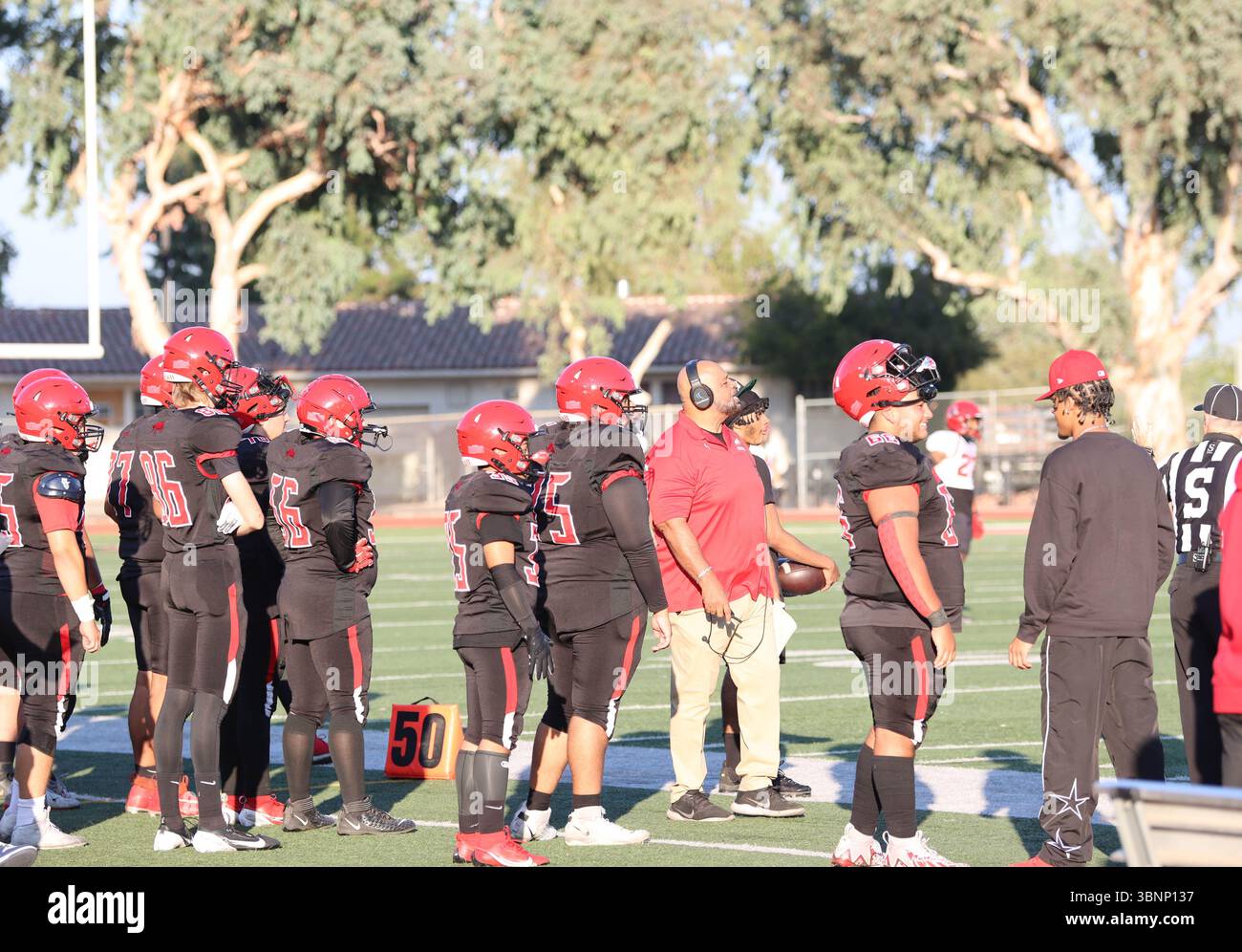 Cheftrainer James Sims spricht mit Pierce Athleten bei einem Spiel gegen die Chaffey College Panthers am Pierce College am 14. September 2024. Stockfoto