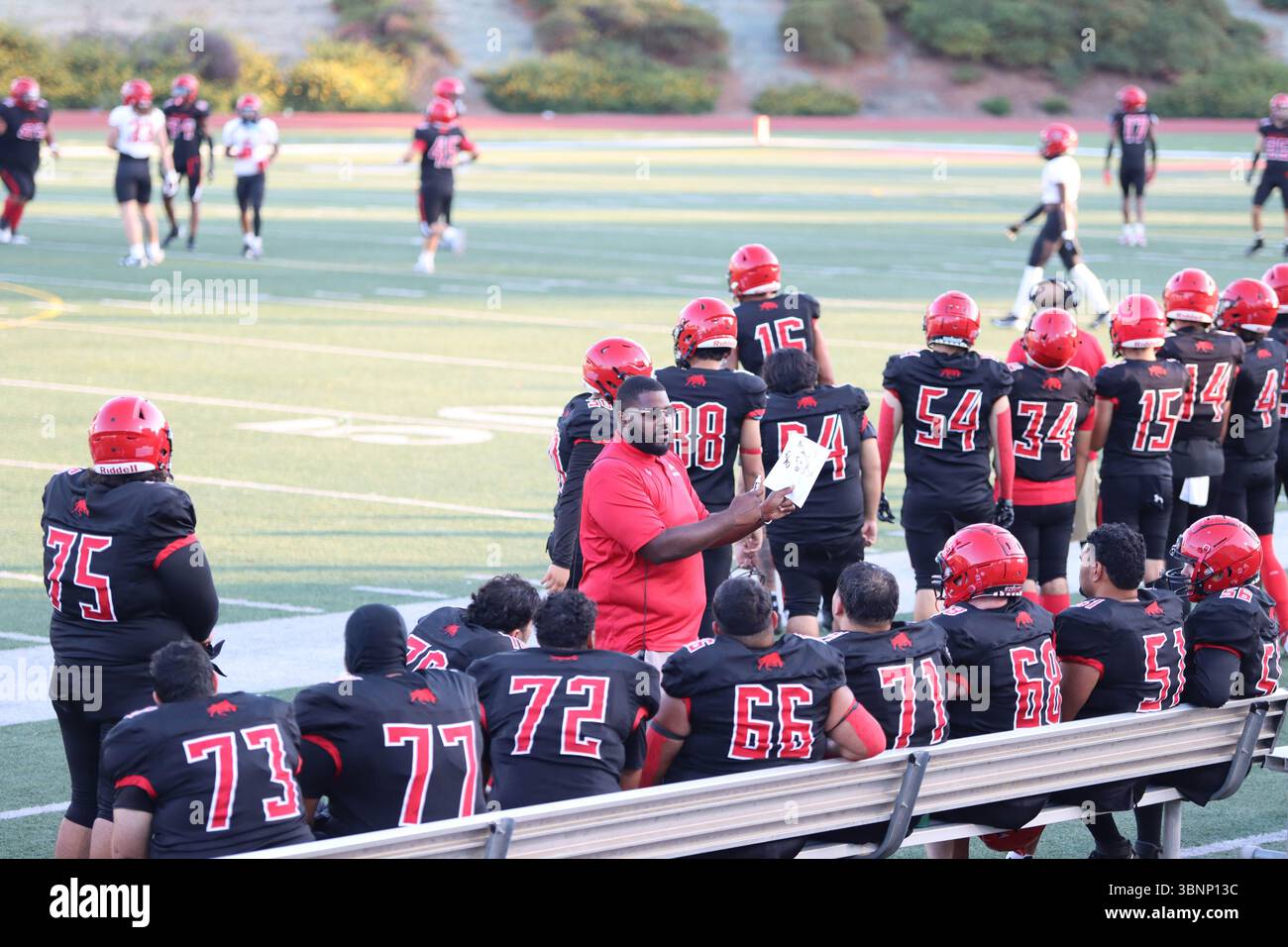 Anthony Scott spricht mit Pierce Athleten bei einem Spiel gegen die Chaffey College Panthers am Pierce College am 14. September 2024. Stockfoto