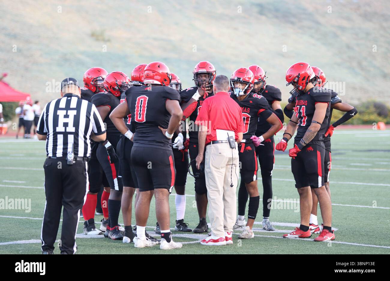 Defensive Coordinator Jason Manary spricht mit Pierce Athleten bei einem Spiel gegen die Chaffey College Panthers am Pierce College am 14. September 2024. Stockfoto