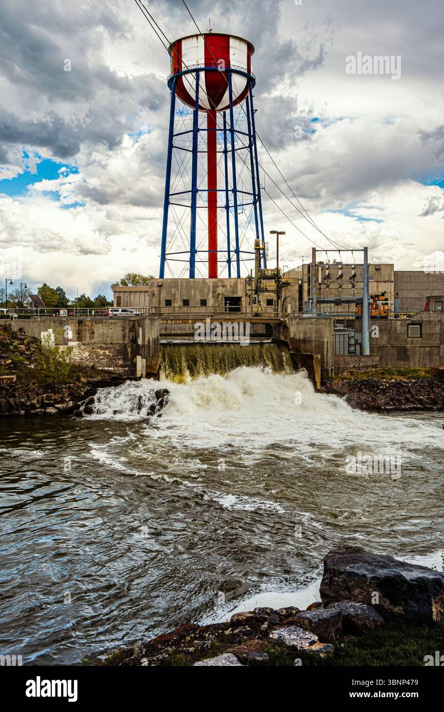 Der rot-weiße Wasserturm der Idaho Falls befindet sich über dem Erzeugungswerk am Snake River Stockfoto