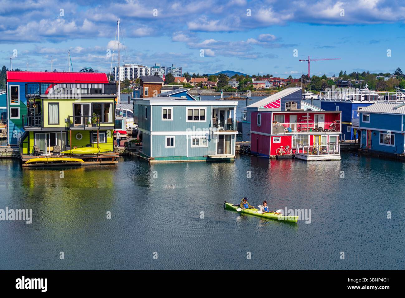 Touristen Kajakfahren an Fisherman's Wharf, einem beliebten Meeresziel in Victoria, Kanada Stockfoto