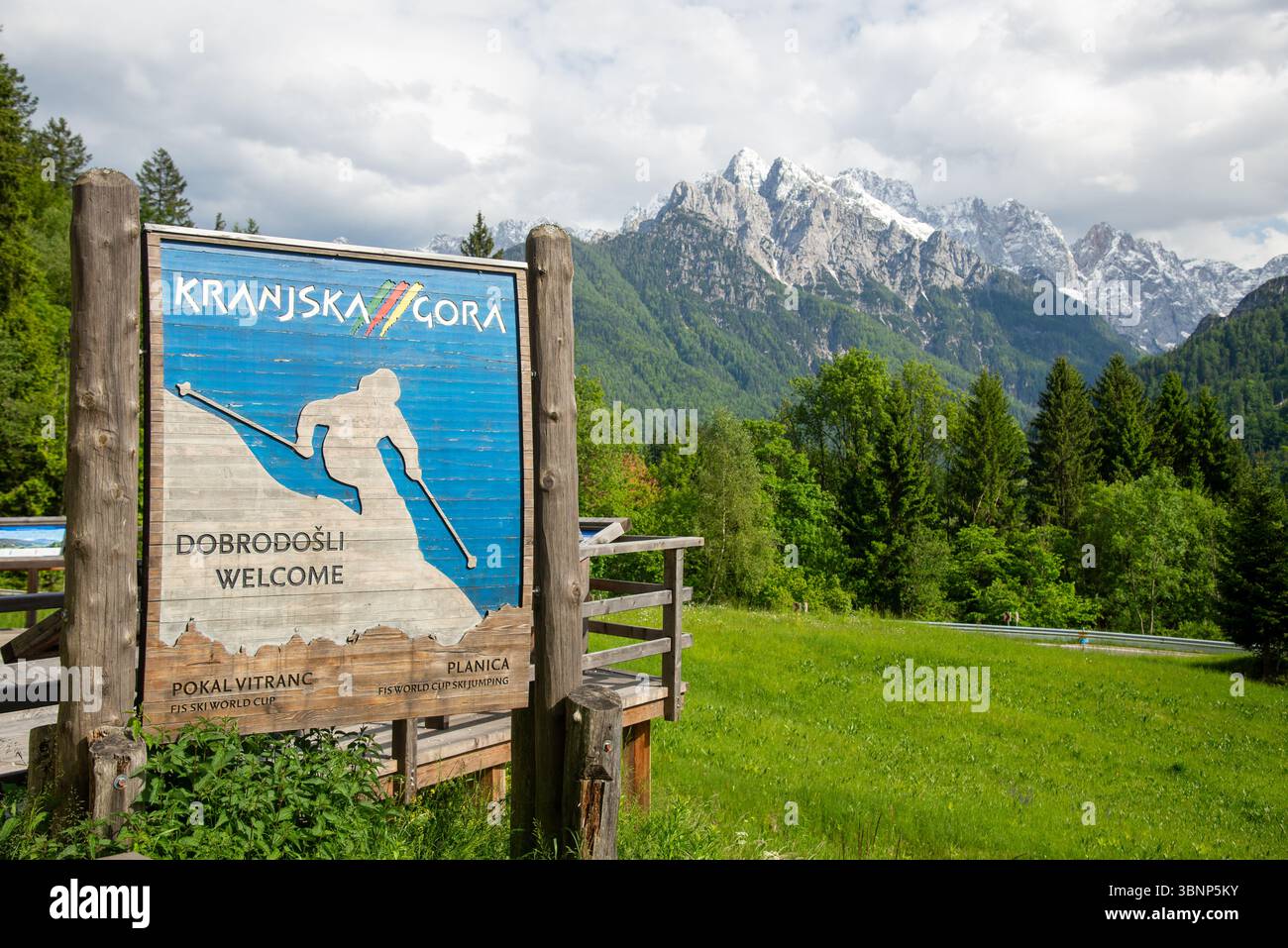 Berge und Fluss bei Kranjska Gora, Slowenien Stockfoto