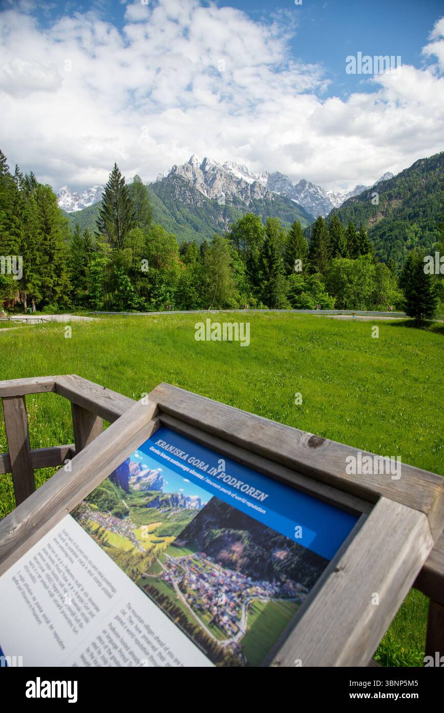 Berge und Fluss bei Kranjska Gora, Slowenien Stockfoto