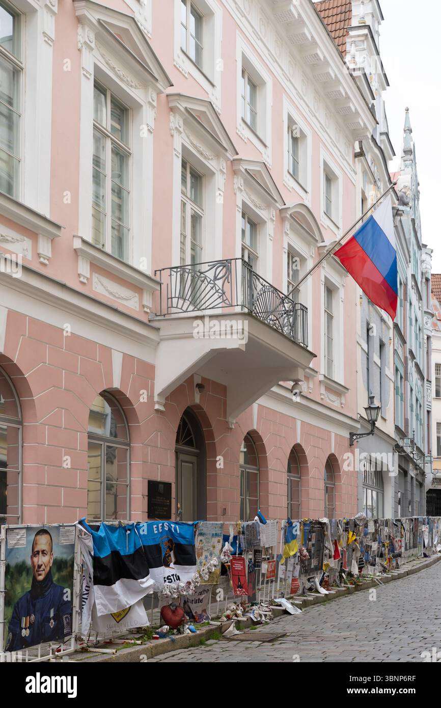 Straßenansicht von Antikriegsdemonstrationen und Spruchbändern für Opfer des russischen Krieges in der Ukraine, der russischen Botschaft in Tallinn, Estland Stockfoto