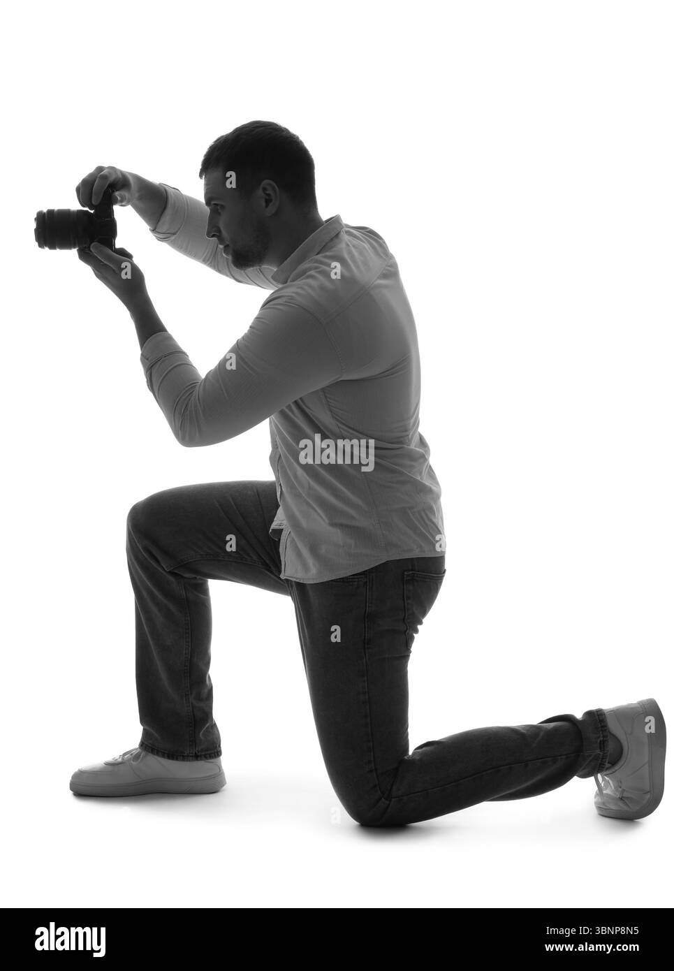 Silhouette eines männlichen Fotografen mit Kamera auf weißem Hintergrund Stockfoto