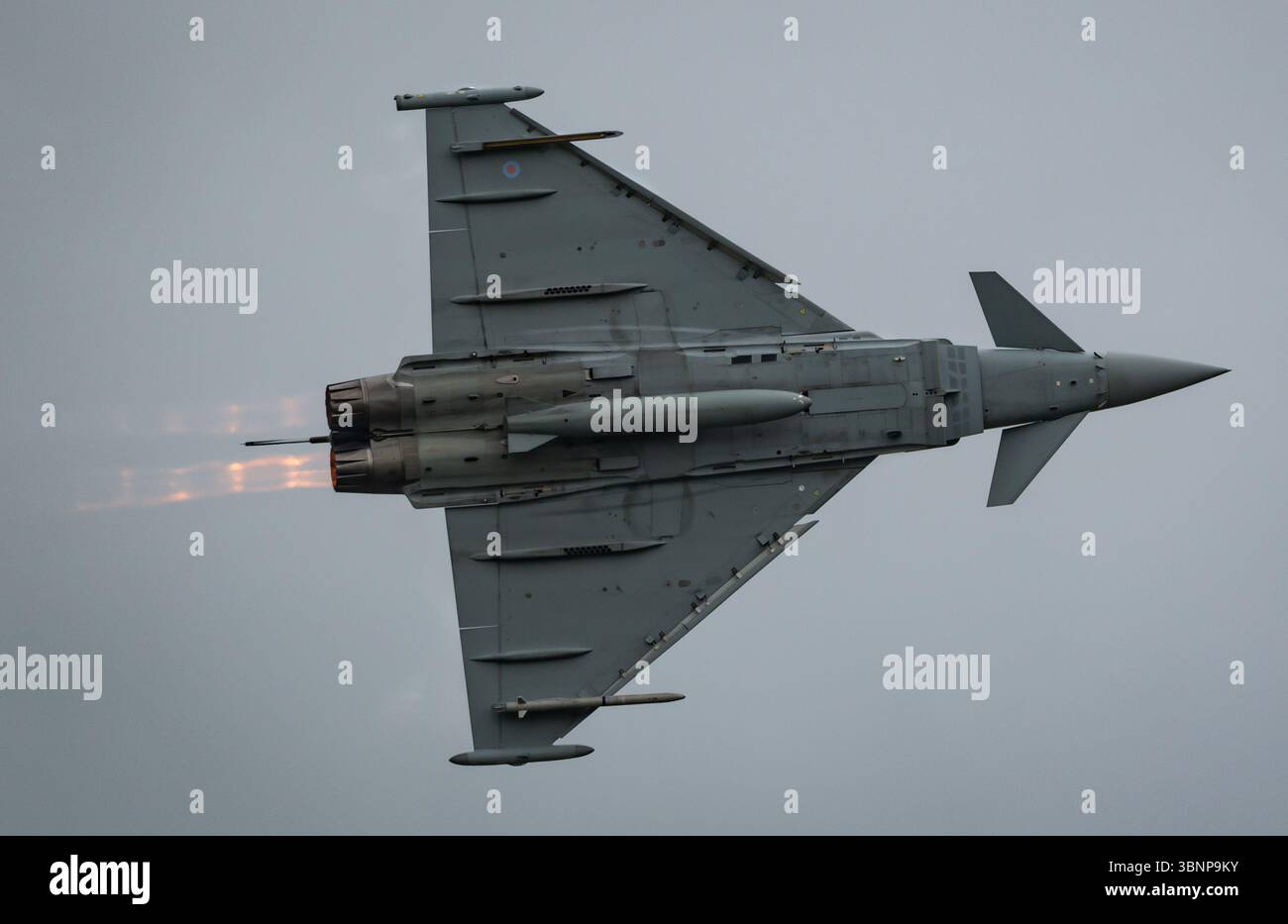 Das Royal Air Force Eurofighter Typhoon FGR4 'Typhoon Display Team' tritt auf der RAF Cosford Airshow 2025 auf. Credit JTW Aviation Images / Alamy. Stockfoto