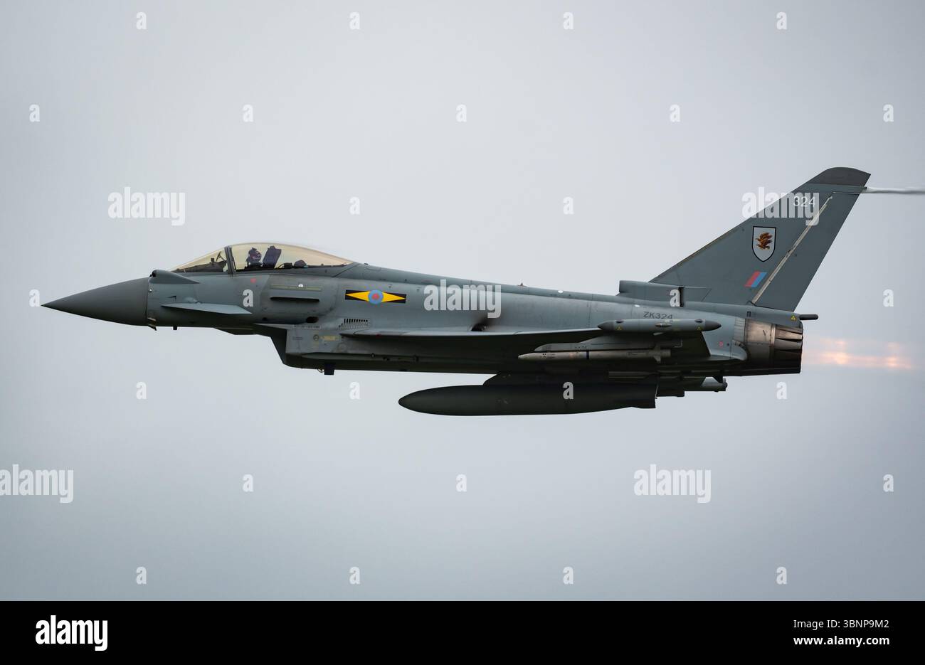 Das Royal Air Force Eurofighter Typhoon FGR4 'Typhoon Display Team' tritt auf der RAF Cosford Airshow 2025 auf. Credit JTW Aviation Images / Alamy. Stockfoto