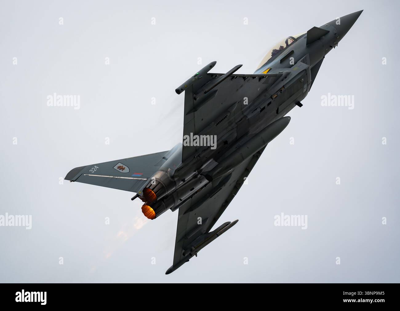 Das Royal Air Force Eurofighter Typhoon FGR4 'Typhoon Display Team' tritt auf der RAF Cosford Airshow 2025 auf. Credit JTW Aviation Images / Alamy. Stockfoto