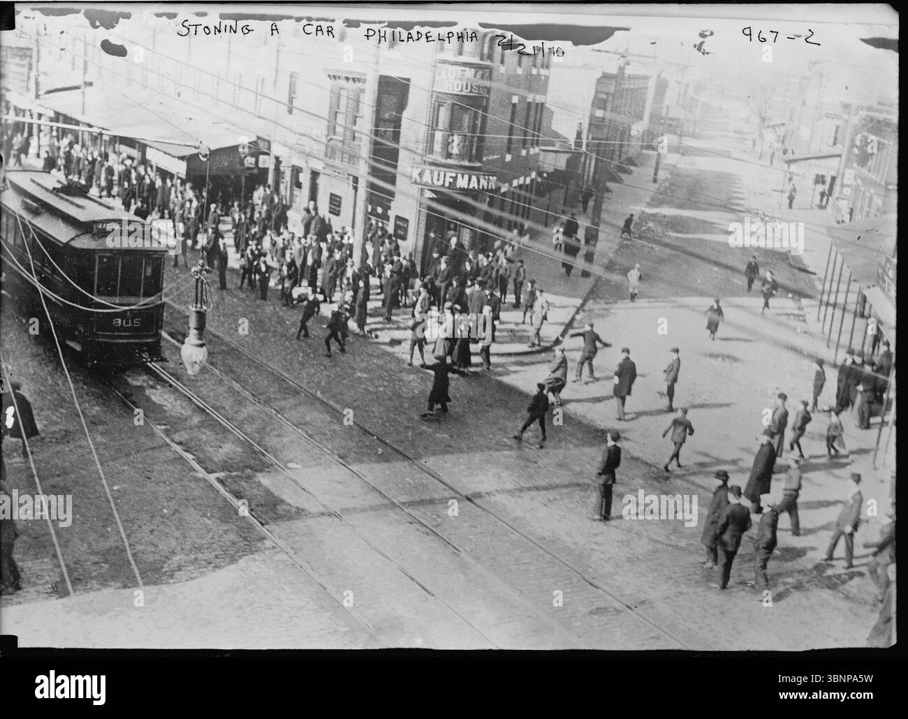 Philadelphia Generalstreik von 1910. Während des Streiks wechselte sich die weitverbreitete Unzufriedenheit mit der Rapid Transit Company über die Arbeitsbedingungen heftig, wie auf diesem Foto vom 20. Februar 1910, auf dem Streikende Steine auf einen vorbeifahrenden Trolley werfen. Archivfoto der amerikanischen Arbeiterbewegung Stockfoto