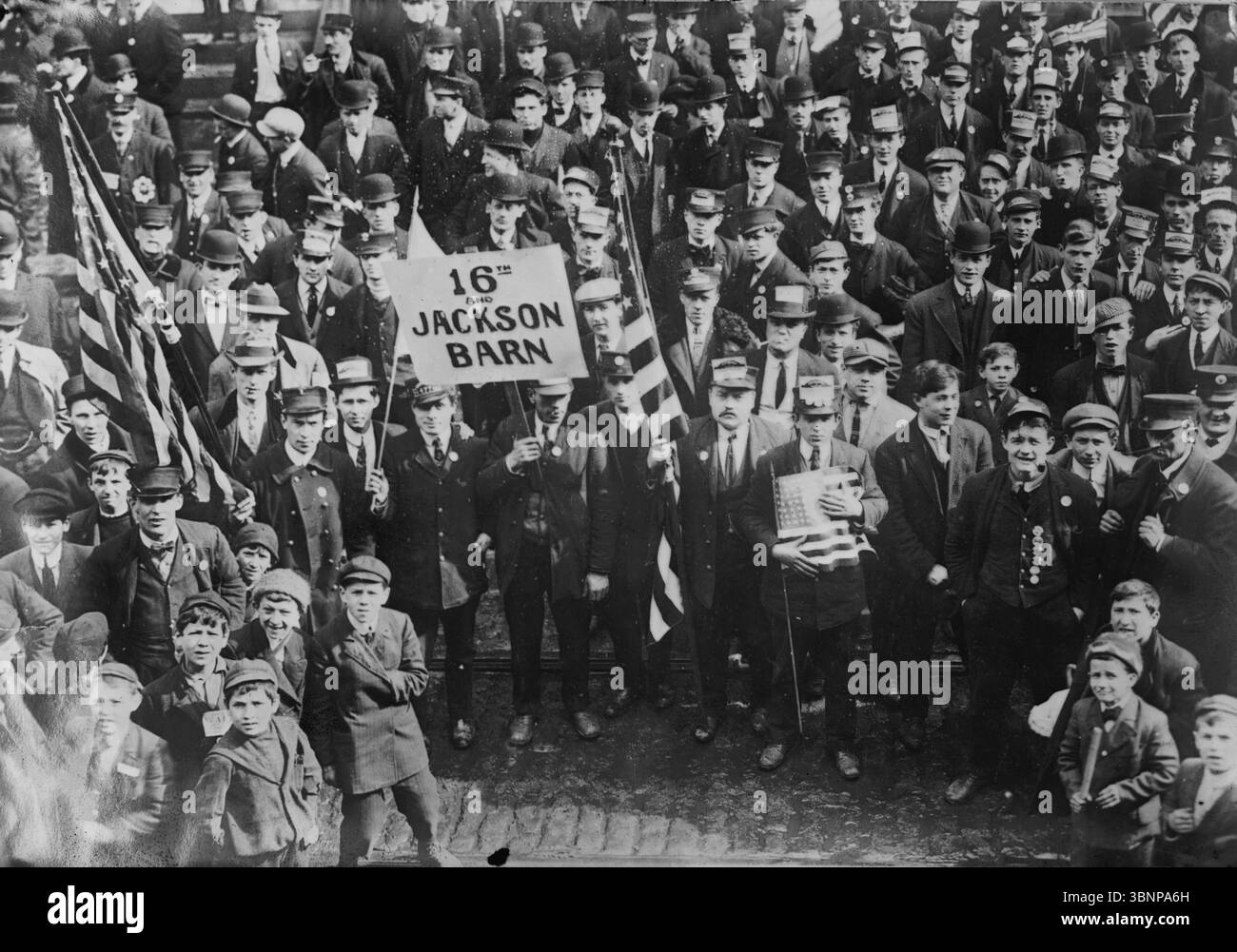 Philadelphia Generalstreik von 1910. Arbeiter und Unterstützer versammeln sich vor einem Treffen am 2. Februar 1910, als die Spannungen zwischen der Rapid Transit Company und den Arbeitern zunahmen. Archivfoto der amerikanischen Arbeiterbewegung Stockfoto