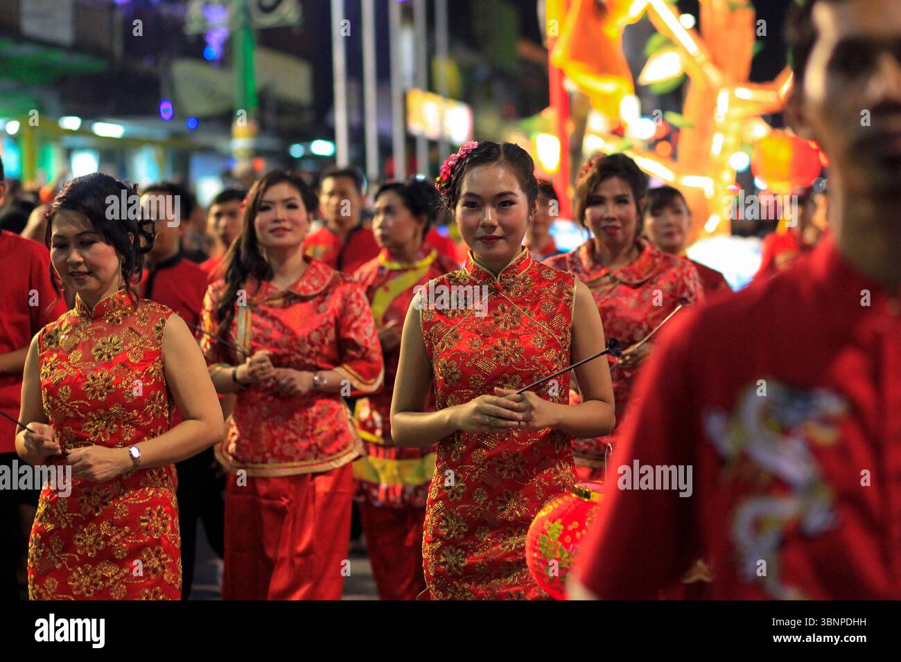 Schöne Frauen chinesischer Herkunft, die traditionelle Cheongsam-Kleidung tragen, nehmen am chinesischen Kulturwoche Teil, der in Malioboro stattfindet. Stockfoto