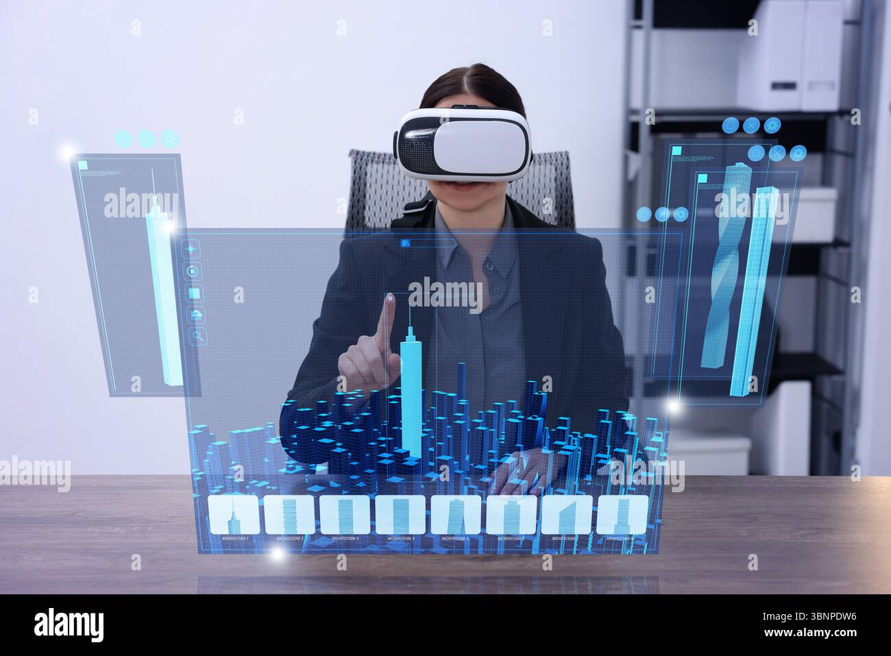 Modellierung von Gebäudeinformationen. Frau mit Virtual-Reality-Headset im Büro. Holographischer Bildschirm mit Stadtbild Stockfoto