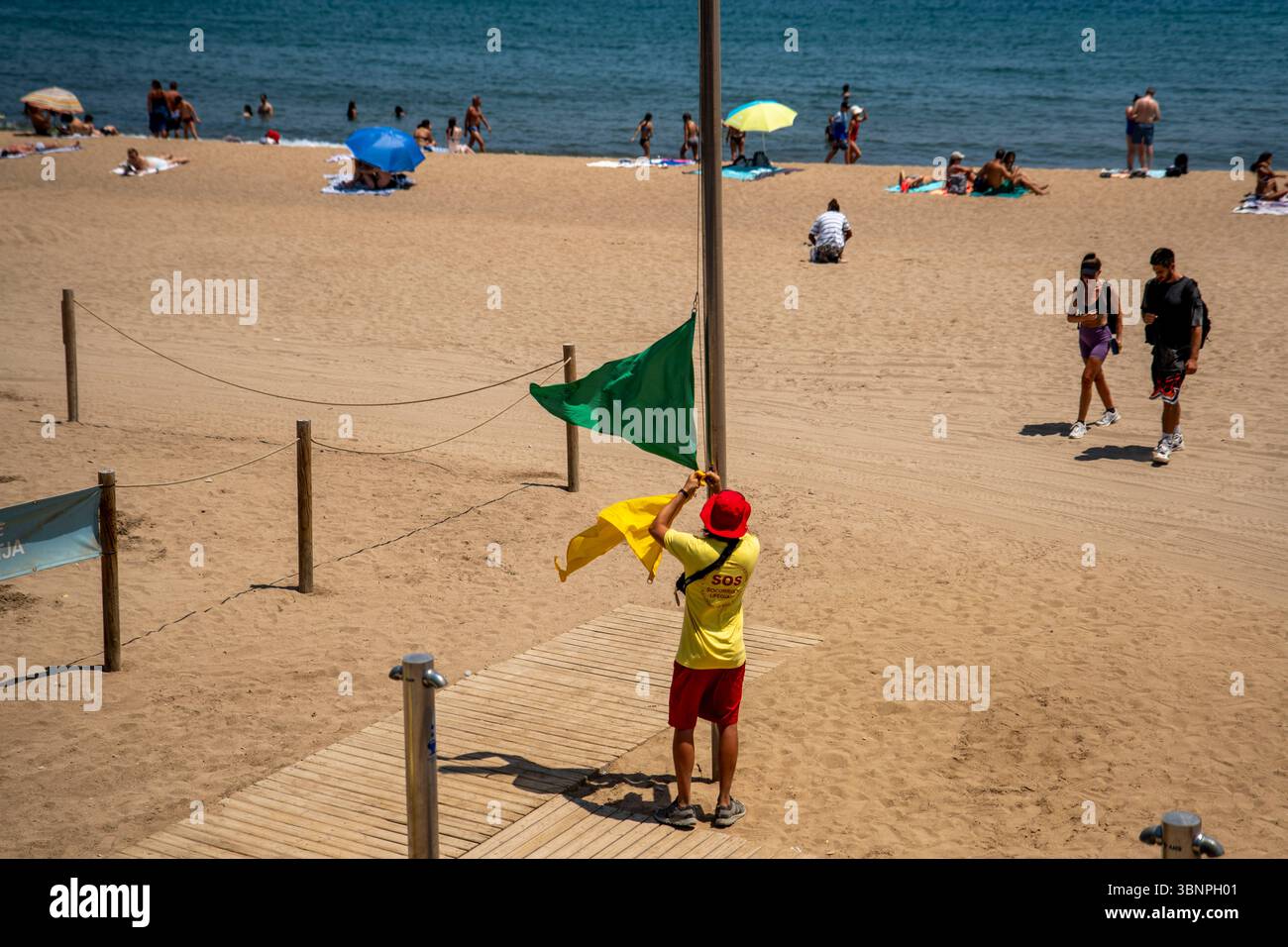 Barcelona, Spanien. Juli 2025. Ein Rettungsschwimmer ändert die Strandwarnflagge aufgrund der Anwesenheit eines Stachelrochen in der Nähe des Ufers. Quelle: SOPA Images Limited/Alamy Live News Stockfoto