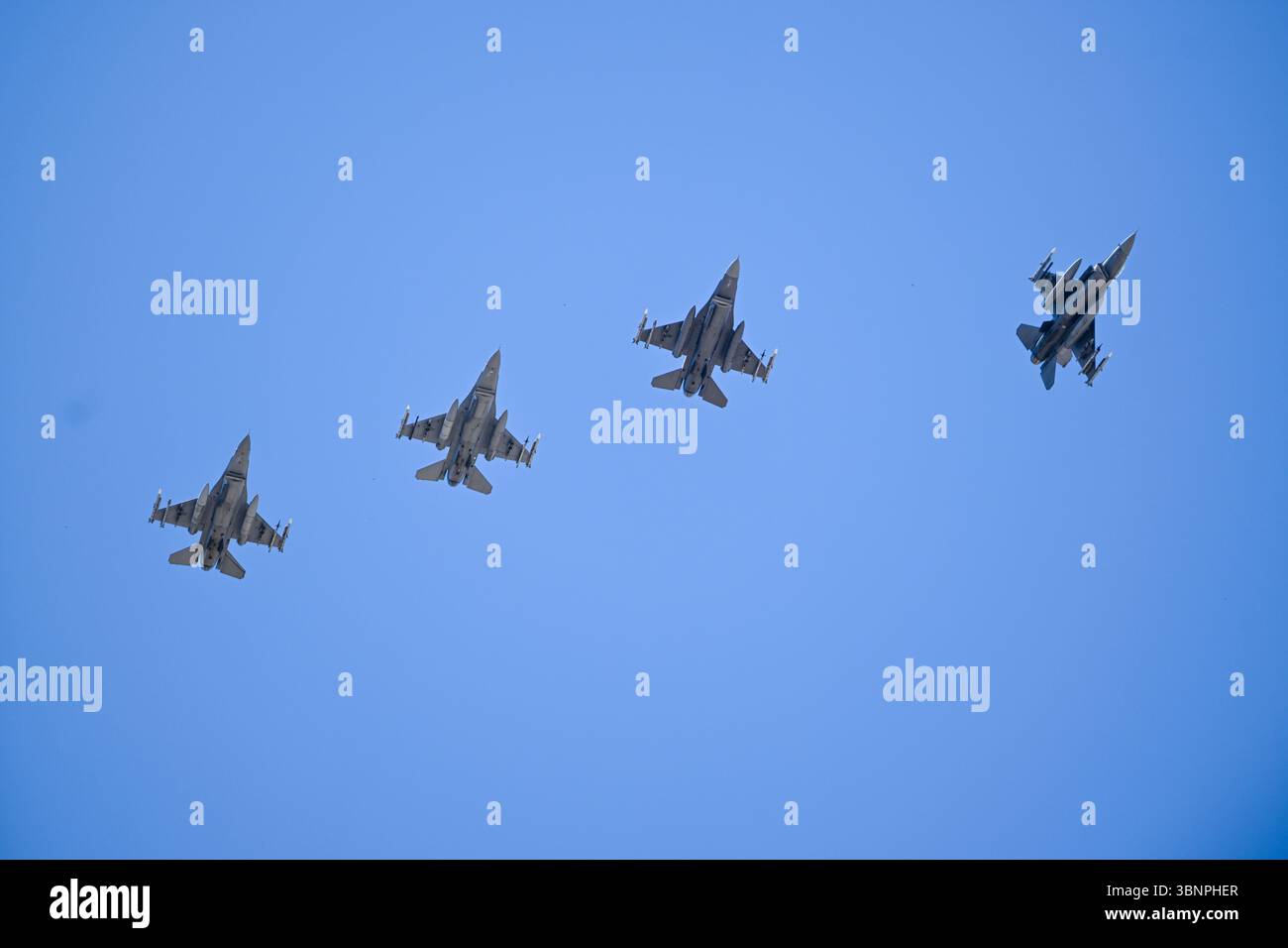 (250704) -- KONYA, 4. Juli 2025 (Xinhua) -- Militärjets werden während der Luftübung Anatolian Eagle in Konya, T¨¹rkiye, am 3. Juli 2025 gezeigt. (Mustafa Kaya/Handout Via Xinhua) Stockfoto