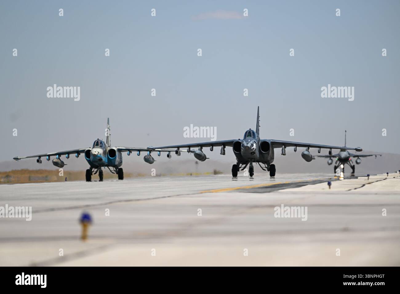 (250704) -- KONYA, 4. Juli 2025 (Xinhua) -- Militärjets werden während der Luftübung Anatolian Eagle in Konya, T¨¹rkiye, am 3. Juli 2025 gezeigt. (Mustafa Kaya/Handout Via Xinhua) Stockfoto