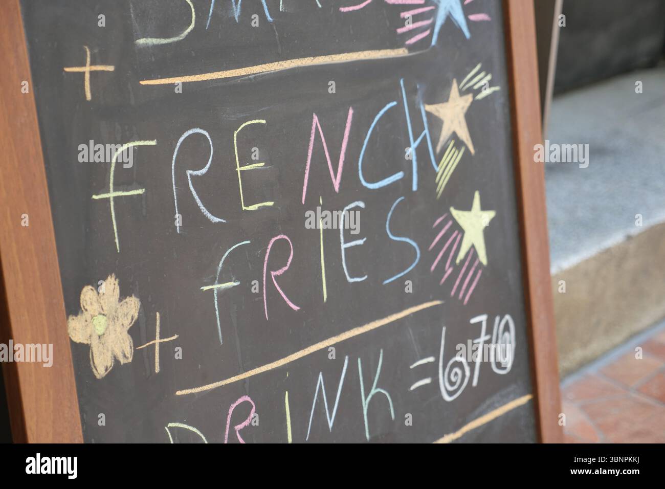 Schild mit einem Snackmenü in einem lokalen Restaurant Stockfoto