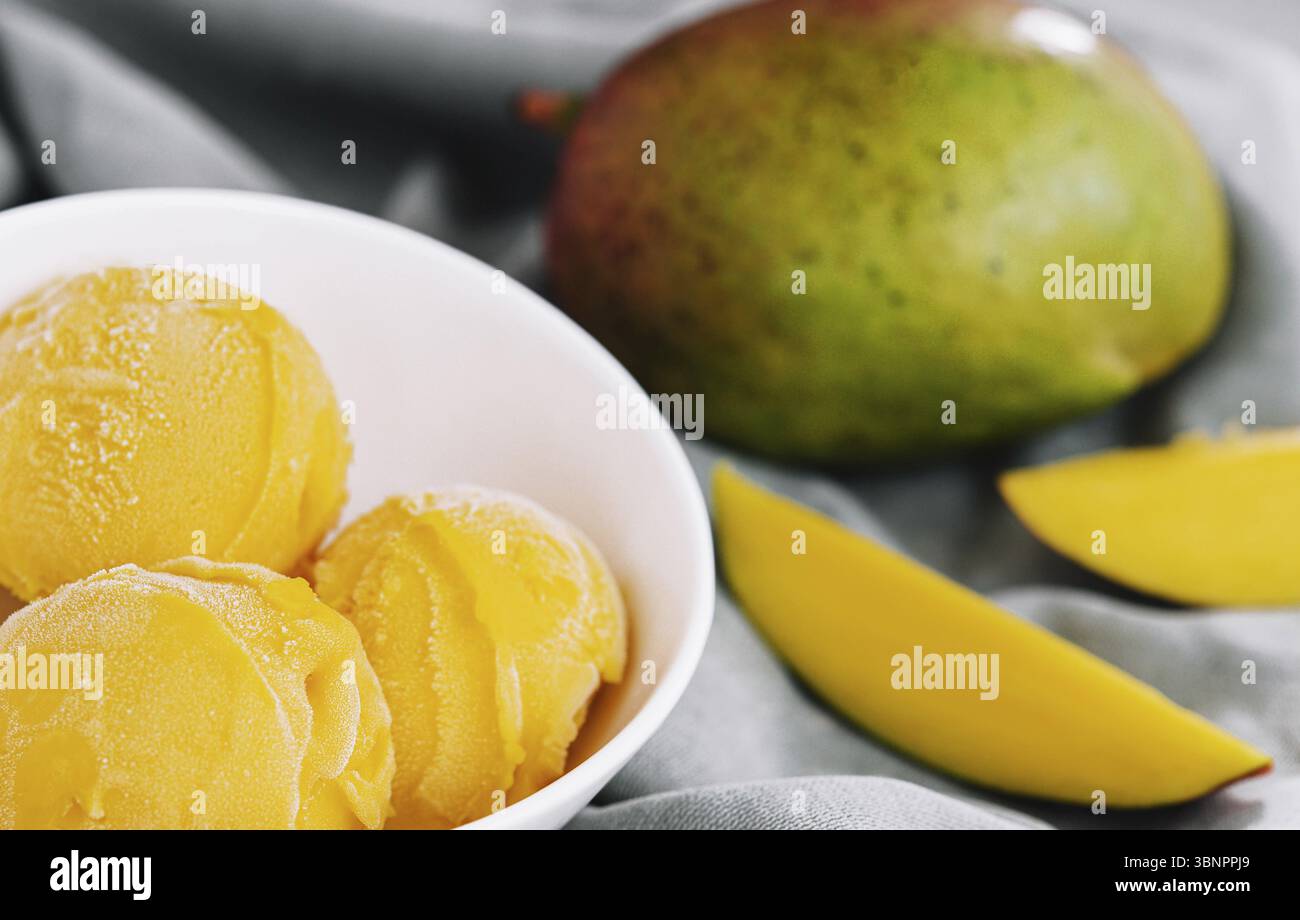 Stillleben, Mangoeis mit Mangostücken Stockfoto