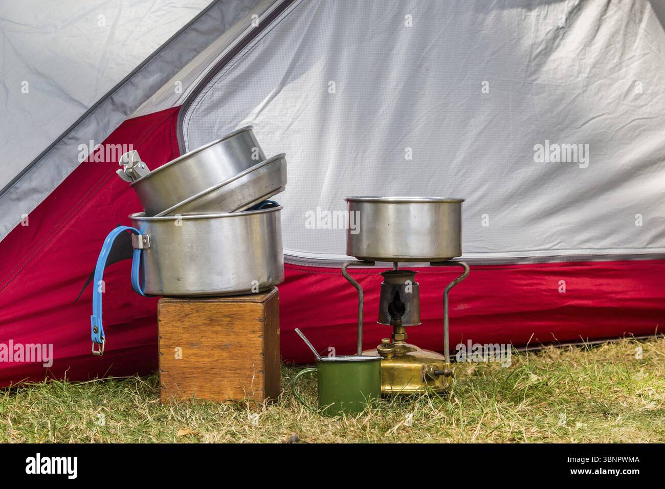 Wichtige Kochausrüstung vor einem farbenfrohen Zelt auf einem Campingplatz, Oosterbeek, Gelderland Stockfoto