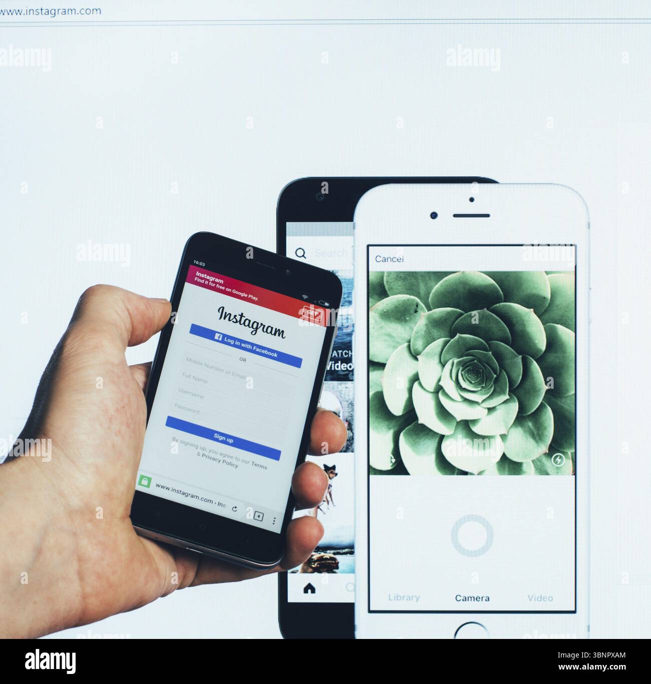 Die Registrierungsseite auf dem beliebten sozialen Netzwerk zum Teilen und Bewertung von Fotos und kurzen Videos Instagram auf dem Bildschirm des Xiao Stockfoto