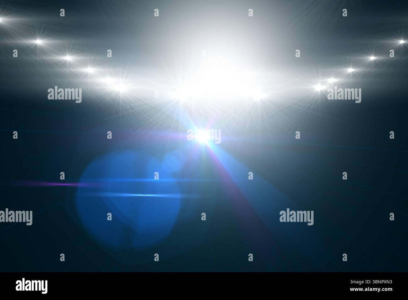 Intensives weißes Spotlight strahlt Lichtreflexe und Sternenlicht in digitaler Beleuchtung über dunklem Hintergrund aus Stockfoto