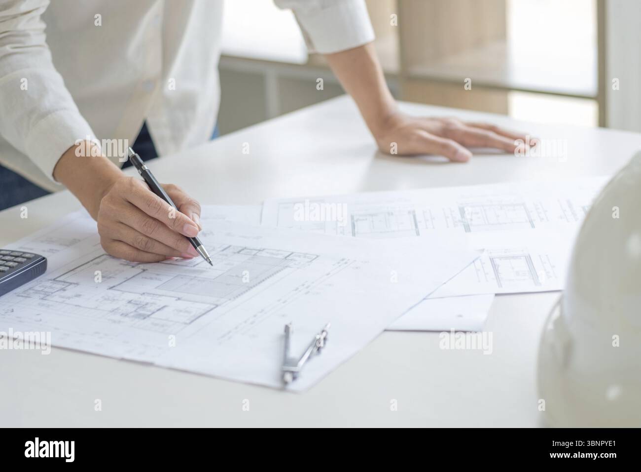 Architekten Innenarchitekten arbeiten mit blauen Drucken und Dokumenten für eine Hausrenovierung für Hausdesign Stockfoto