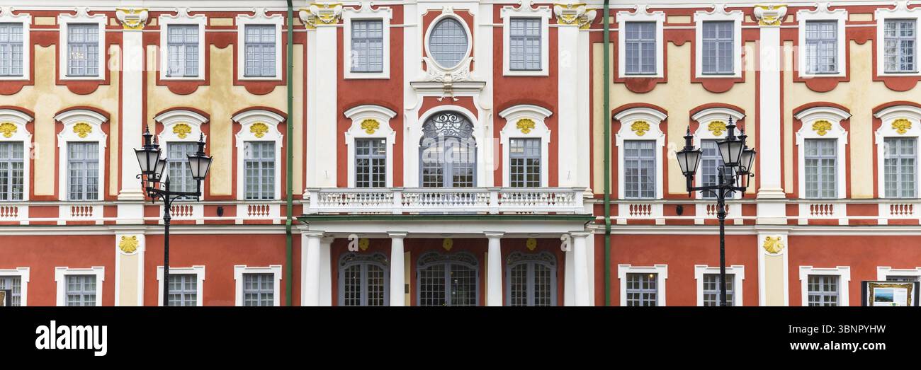 Tallinn, Estland - 30. September 2018: Fassade des Kadriorg-Palastes im römisch-barocken Stil in Tallinn Estland. Geplant nach dem Modell von Versailles. Kunst Stockfoto