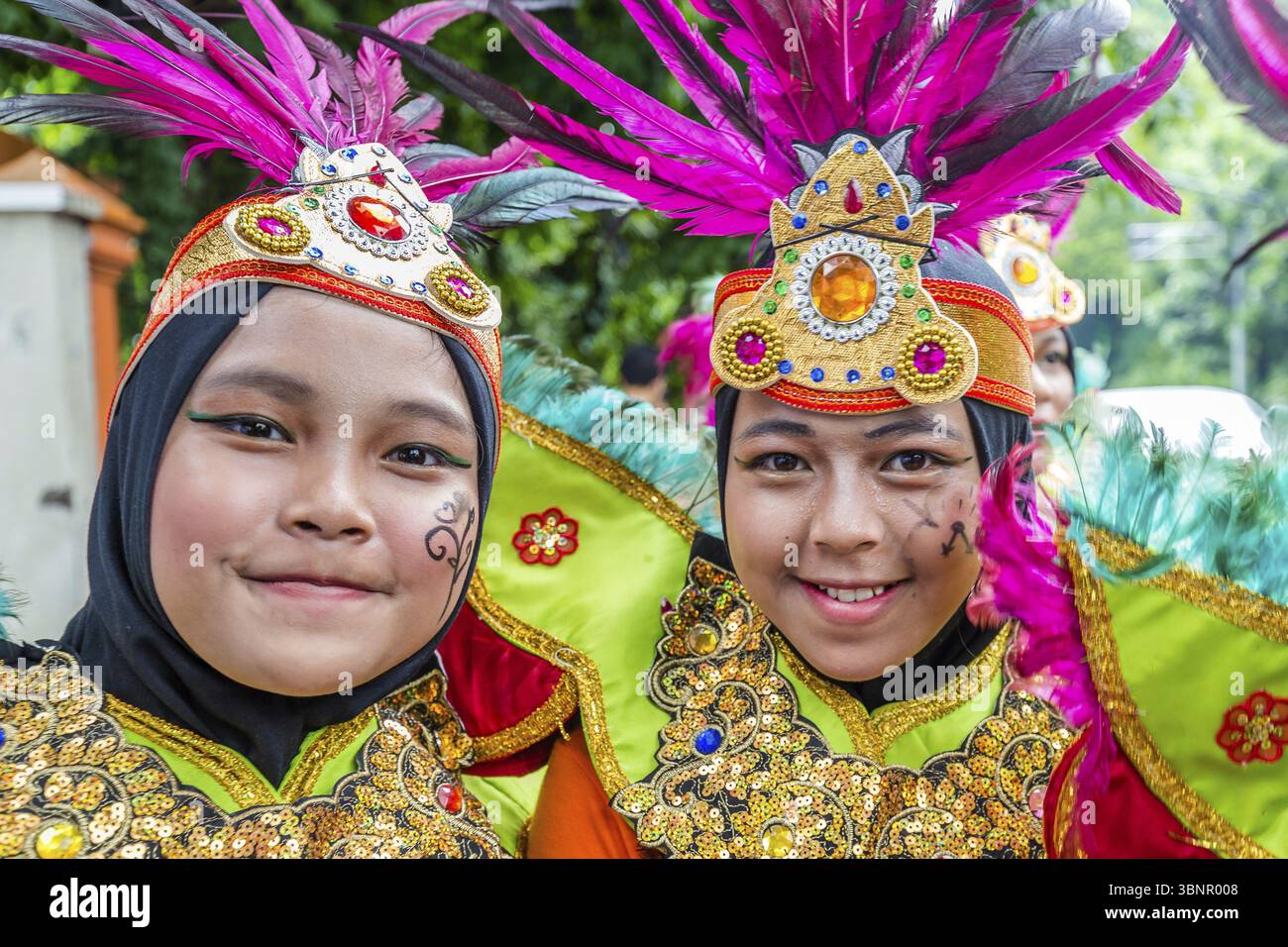 Jakarta, Indonesien - 10. Oktober 2017 zwei lächelnde Schulmädchen in farbenfroher Partykleidung in Jakarta Stockfoto