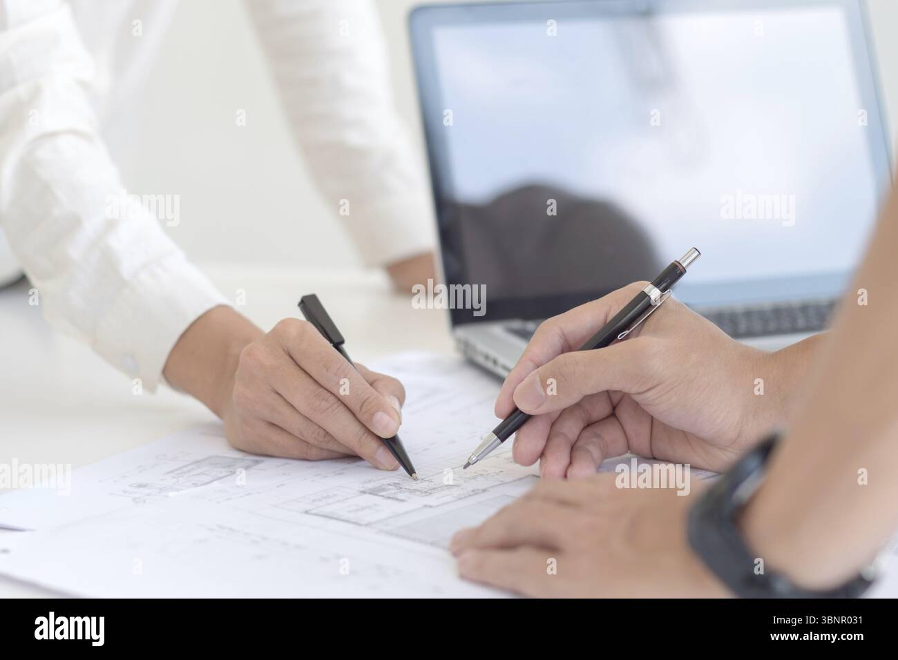 Architekten Innenarchitekten arbeiten mit blauen Drucken und Dokumenten für eine Hausrenovierung für Hausdesign Stockfoto