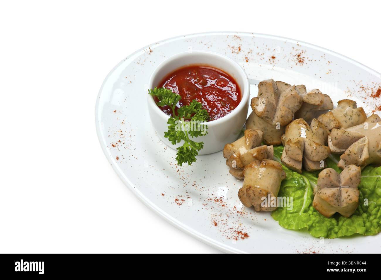 Geschnittene Würstchen, gebraten mit Gemüse und Gewürzen, isoliert auf weißem Hintergrund Stockfoto
