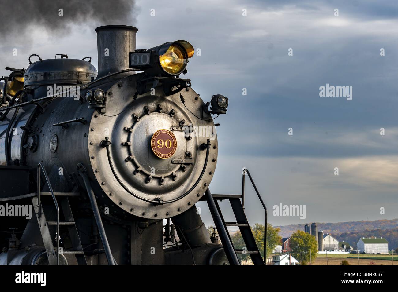 Ronks, Pennsylvania, 4. November 2023 - Eine Nahaufnahme der Front einer antiken Dampflokomotive, die Rauch bläst Stockfoto