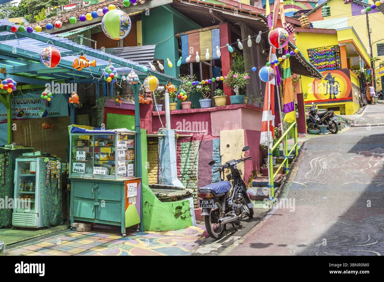 Semarng, Indonesien - 01. November 2017 die farbenfrohen Regenbogenhäuser in Kampung Pelangi in Randusari in Süd-Semarang in Java Indonesien, Semarang, Ind Stockfoto