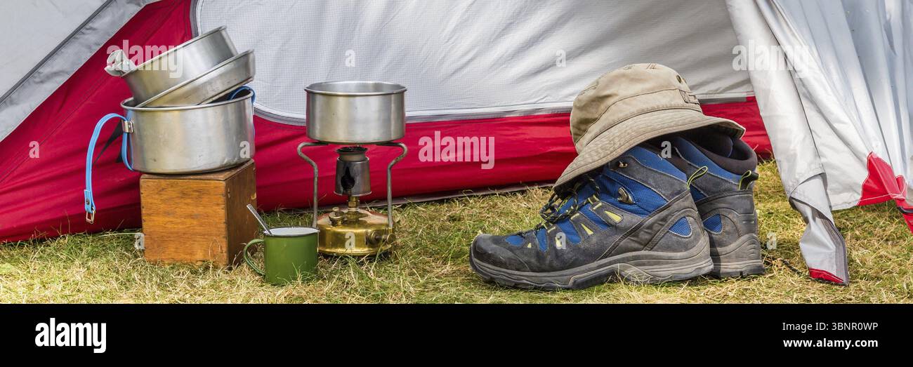 Wichtige Kochausrüstung vor einem farbenfrohen Zelt auf einem Campingplatz, Oosterbeek, Gelderland, Nederland Stockfoto