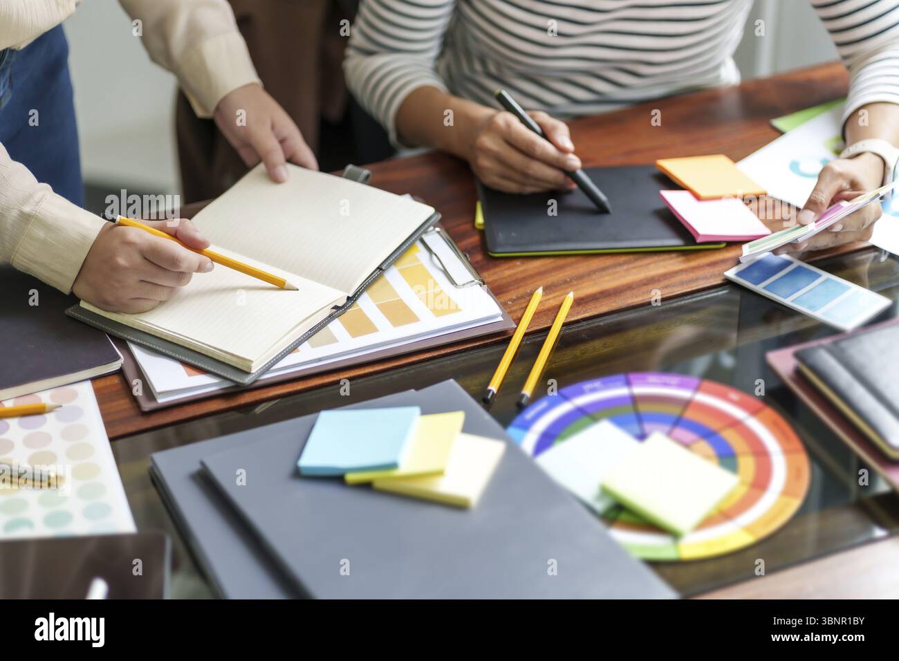 Grafikdesign am Schreibtisch, kreatives Designkonzept Stockfoto
