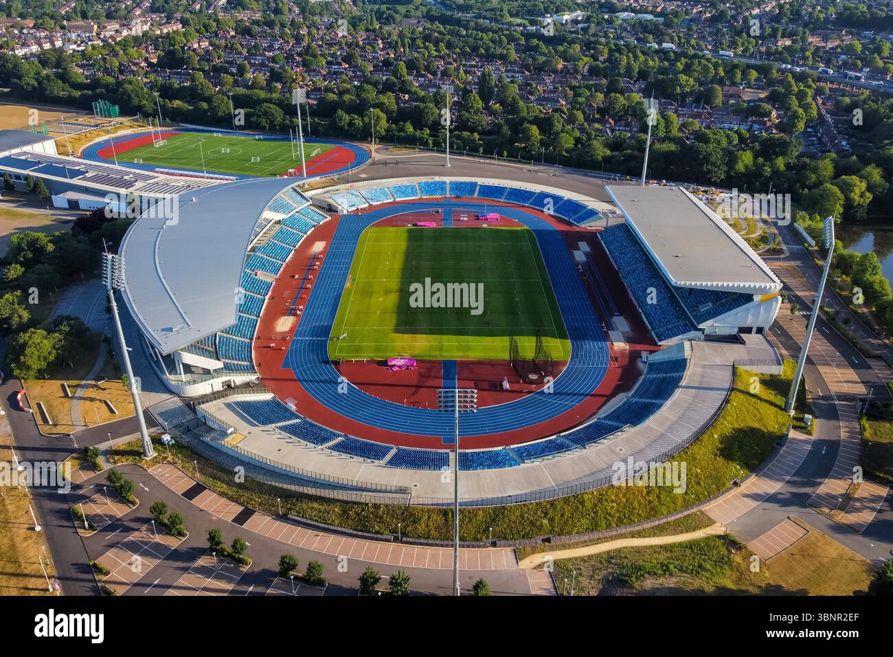 Perry Barr, Birmingham, Großbritannien. Juli 2025. Allgemeine Luftaufnahme des Alexander-Stadions in Perry Barr in Birmingham, Großbritannien. Es ist das größte Leichtathletikstadion im Vereinigten Königreich und verfügt über vier Tribünen mit einer Gesamtkapazität von 000 Sitzplätzen. Am Samstag, den 2. Und Sonntag, den 3. August 2025, findet die Novuna UK Leichtathletik-Meisterschaft statt. Bildnachweis: Graham Hunt/Alamy Live News Stockfoto