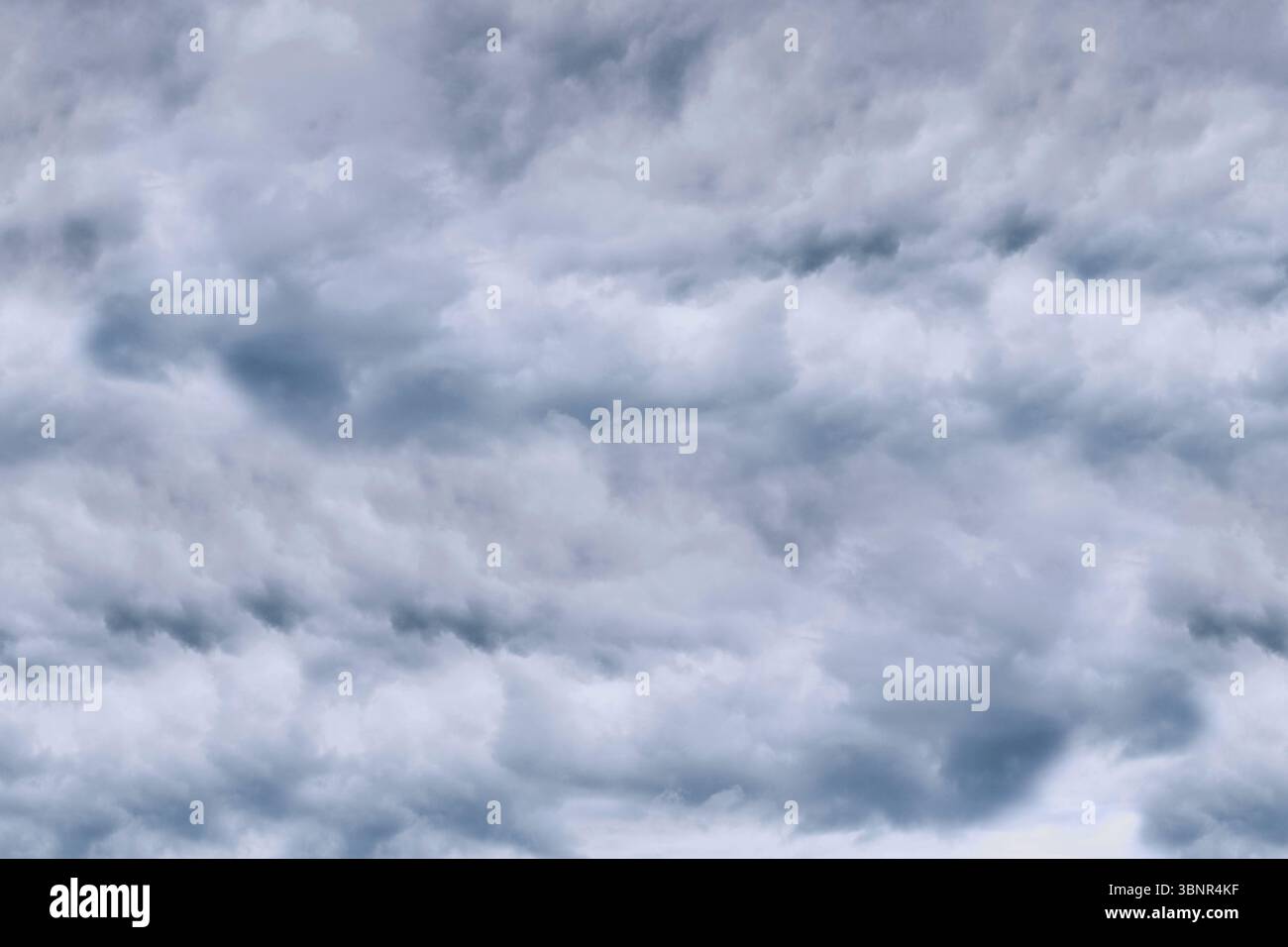 Stratocumulus Wolkenmasse ist ein Füllrahmen in flachem Design mit mehrschichtigen grauen Formen Stockfoto