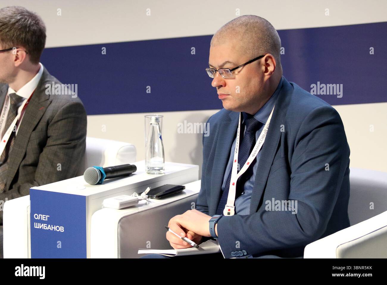 Sankt Petersburg, Russland. Juli 2025. Oleg Shibanov, Professor für Finanzen an der Russischen Wirtschaftsschule und SKOLKOWO nehmen an der Sitzung Teil Was bestimmt das Darlehensangebot? Des Finanzkongresses der Bank von Russland auf der neuen Bühne des Alexandrinski Theaters. (Foto: Maksim Konstantinov/SOPA Images/SIPA USA) Credit: SIPA USA/Alamy Live News Stockfoto