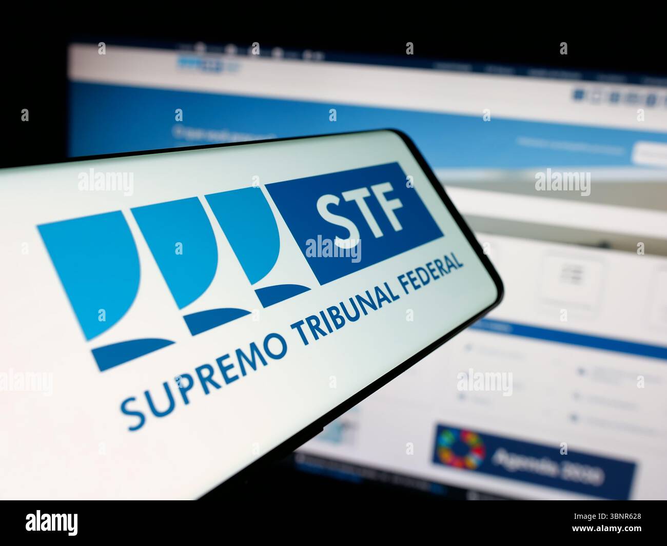 Deutschland. Juni 2025. In dieser Abbildung ist ein Smartphone mit dem Logo des brasilianischen Gerichts Supremo Tribunal Federal (STF) auf dem Bildschirm vor der Website zu sehen. (Foto von Timon Schneider/SOPA Images/SIPA USA) *** ausschließlich für redaktionelle Nachrichten *** Credit: SIPA USA/Alamy Live News Stockfoto