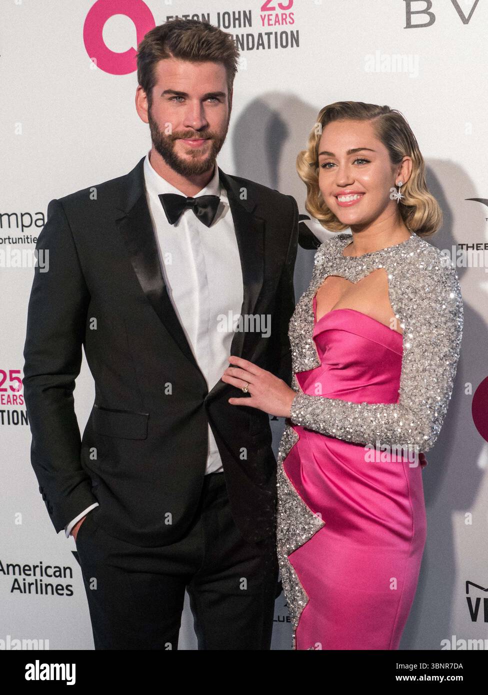 (DATEI) Miley Cyrus erhielt 2026 den Star auf dem Hollywood Walk of Fame. Miley Cyrus gehörte zu den 35 Preisträgern, die am Mittwoch, den 2. Juli 2025 von Eugenio Derbez und Richard Blade angekündigt wurden. WEST HOLLYWOOD, LOS ANGELES, KALIFORNIEN, USA - 4. MÄRZ: Der australische Schauspieler Liam Hemsworth trägt einen Burberry-Smoking und seine Freundin/amerikanische Sängerin, Songwriterin und Schauspielerin Miley Cyrus in einem doppelten rosa und funkelnden Moschino-Kleid kommen bei der 26. Jährlichen Elton John AIDS Foundation's Academy Awards Viewing Party, die am 4. März 2018 im City of West Hollywood Park in Los Angeles, Kalifornien stattfindet Stockfoto